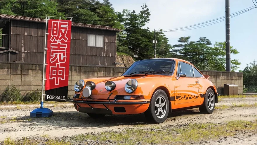Оранжевый Porsche 911 Carrera на фоне японского дома